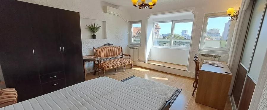 Apartament cu 3 camere semidecomandat, mobilat în Dacia