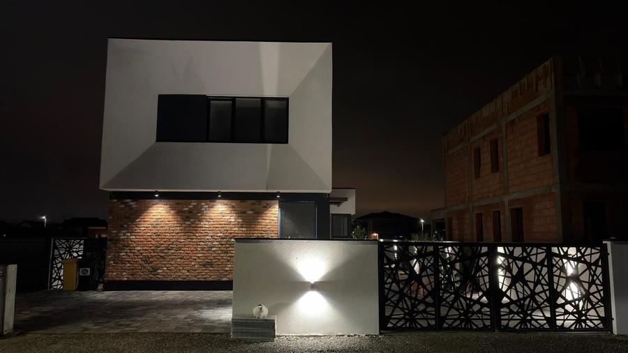 Casă individuală cu 5 camere cu Piscina în Moșnița Nouă