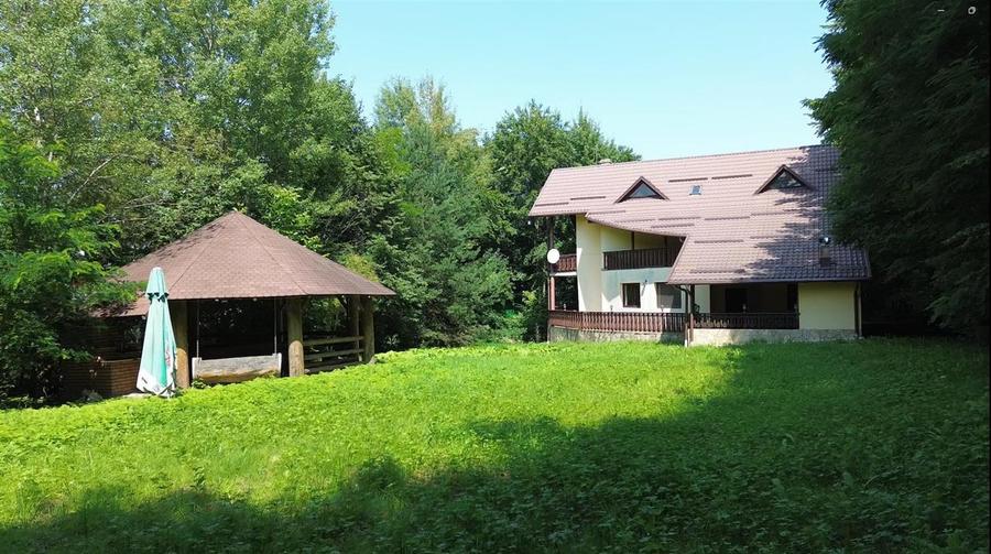Casă individuală cu 6 camere cu Teren 5200 Mp în Sucevița