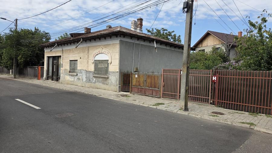 Casă individuală cu 4 camere cu Canalizare în Vest