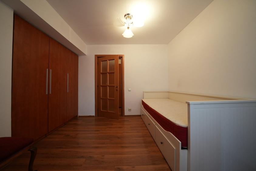 Apartament cu 4 camere decomandat, mobilat în Victoriei