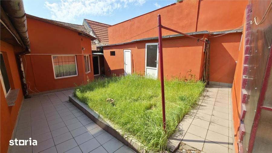 Casă cu 8 camere cu Teren 432 Mp în Central