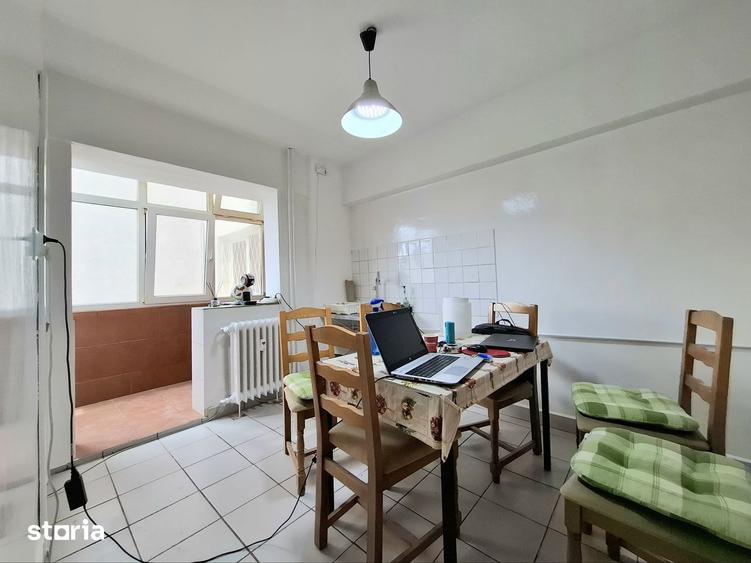 Apartament cu 4 camere decomandat în Romană