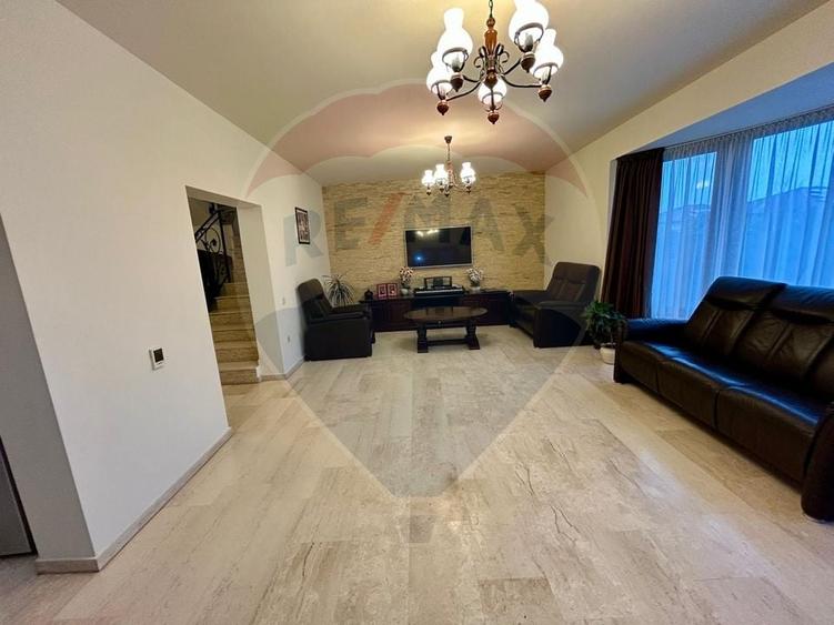 Casă cu 4 camere cu Teren 589 Mp în Sântandrei