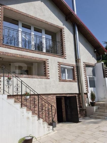 Casă individuală cu 7 camere cu Garaj în Fieni