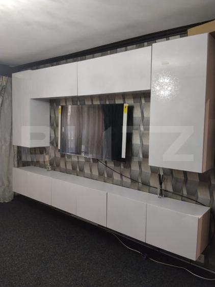 Apartament cu 3 camere semidecomandat, mobilat în Central