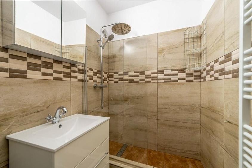 Apartament cu 3 camere semidecomandat în Calea București