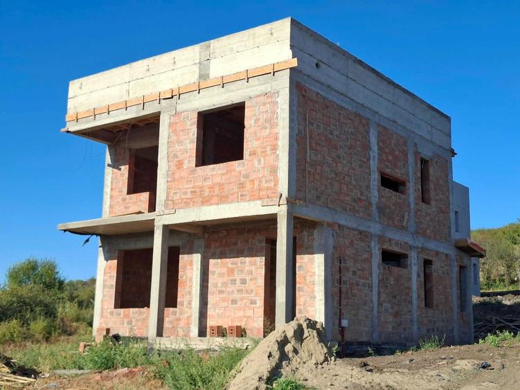 Casă cu 4 camere în Tomești