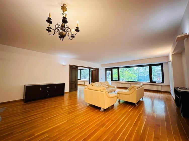 Apartament cu 4 camere semidecomandat în Dorobanți