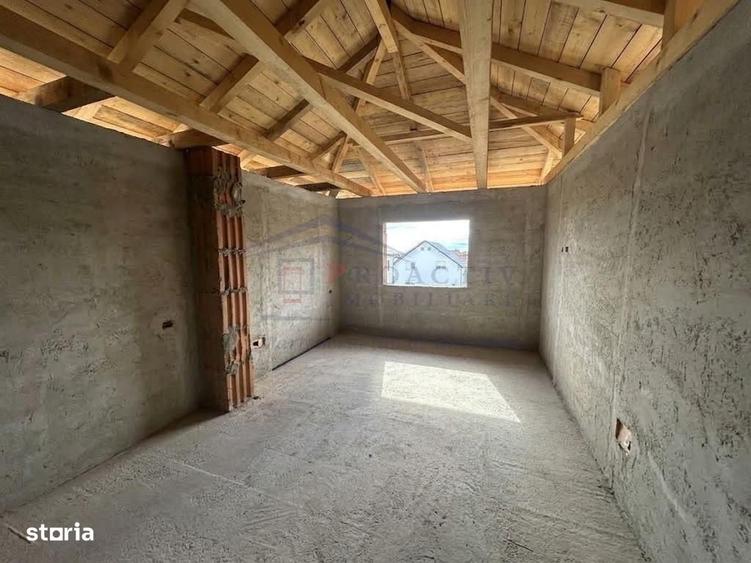 Casă cu 4 camere decomandat cu Teren 265 Mp în Ipotești