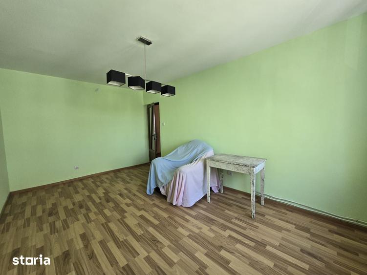 Apartament cu 3 camere decomandat în Școlilor