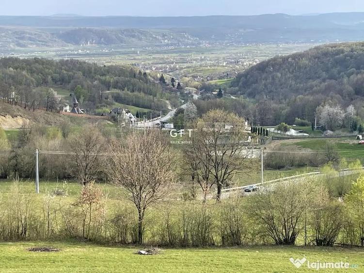 Casă cu 7 camere cu Teren 3500 Mp în Colibița