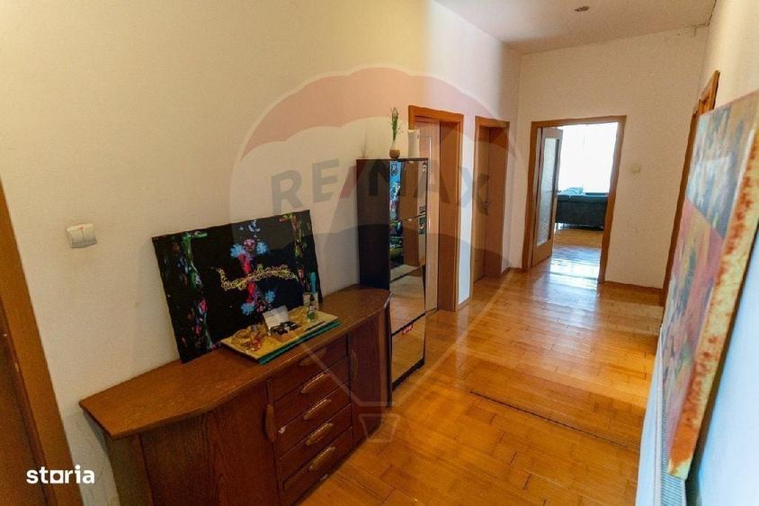 Spațiu comercial, de 700 mp, în Batiz