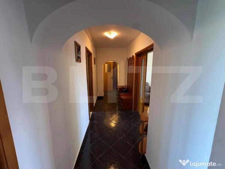 Apartament cu 3 camere decomandat în Micro 11