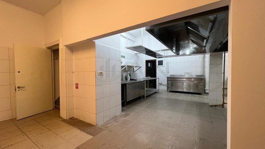 Casă individuală cu 10 camere cu Canalizare în Banu Manta