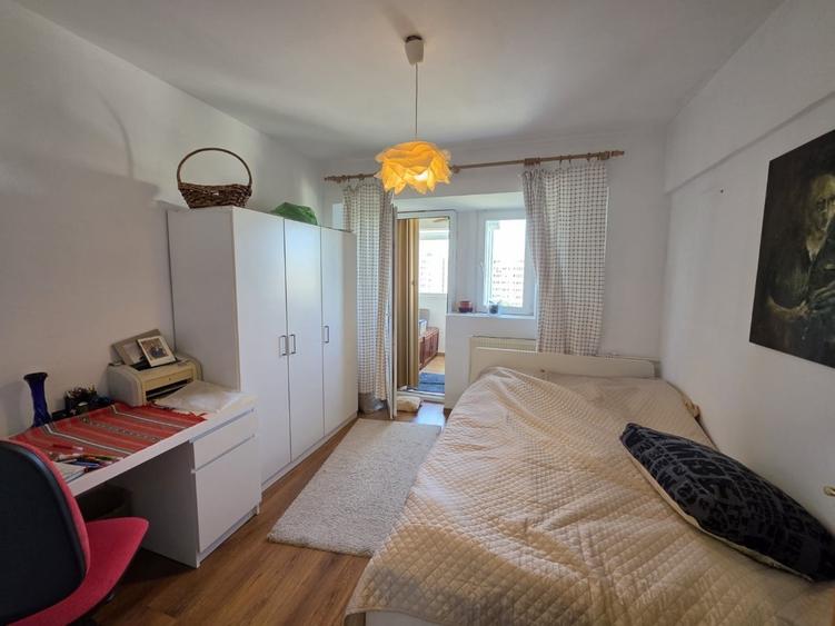 Apartament cu 3 camere semidecomandat în Iancului