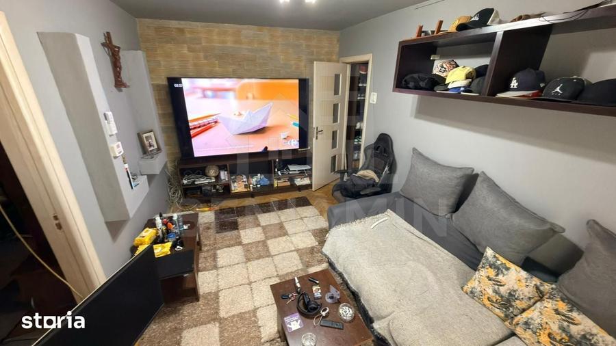 Apartament cu 3 camere semidecomandat în Craiovița Nouă