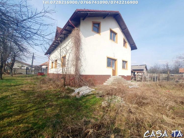 Casă individuală cu 3 camere cu Canalizare în Arcani
