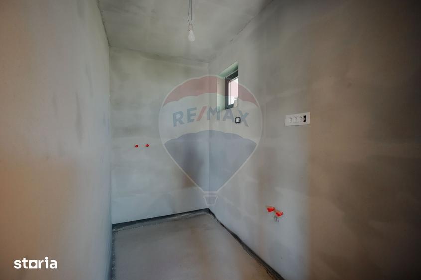 Casă cu 7 camere cu Teren 30200 Mp în Negreni