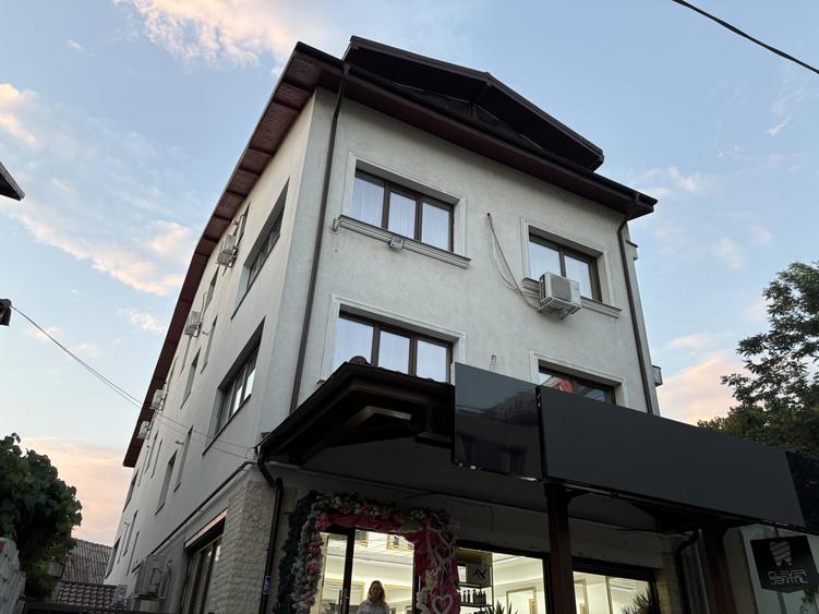 Apartament cu 3 camere semidecomandat în Jiului
