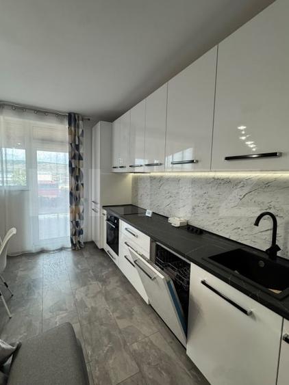 Apartament cu 2 camere semidecomandat, mobilat în Florești