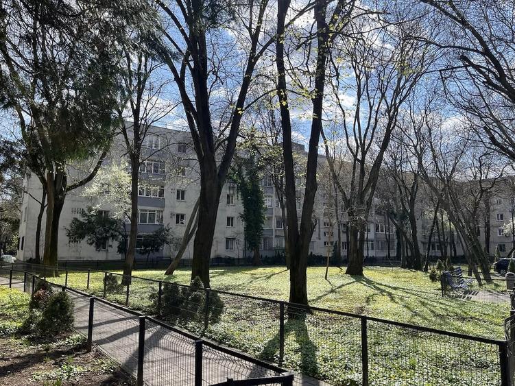 Apartament cu 3 camere semidecomandat în Berceni