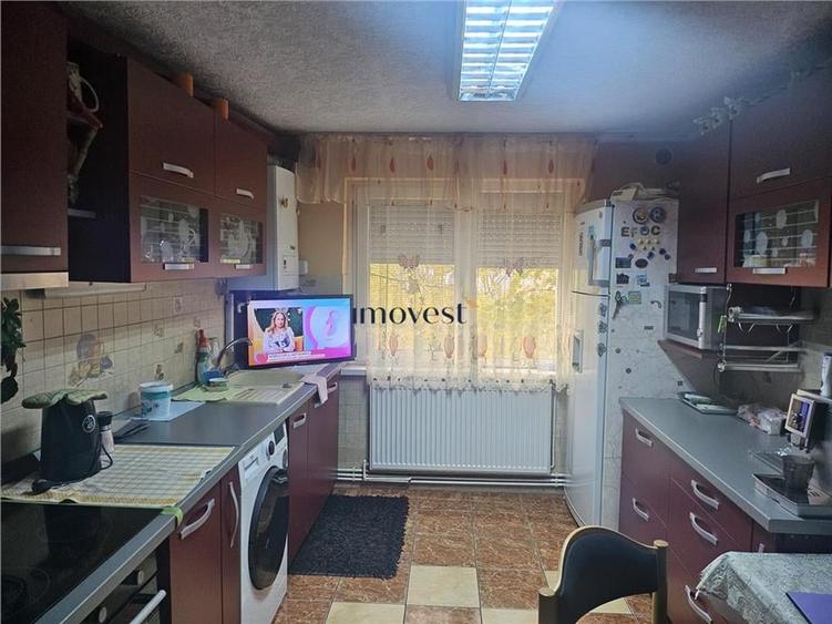 Apartament cu 4 camere decomandat în Micro 16