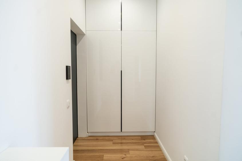 Apartament cu 3 camere semidecomandat, mobilat în P-ța Mihai Viteazul