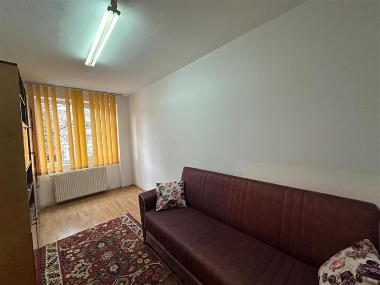 Apartament cu 3 camere semidecomandat, mobilat în Luncă