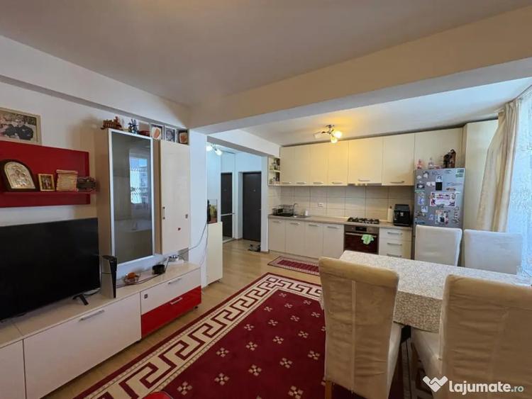Apartament cu 3 camere semidecomandat în Florești