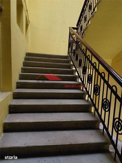 Casă cu 8 camere cu Teren 400 Mp în Central