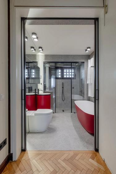 Apartament cu 4 camere, mobilat în P-ța Universității