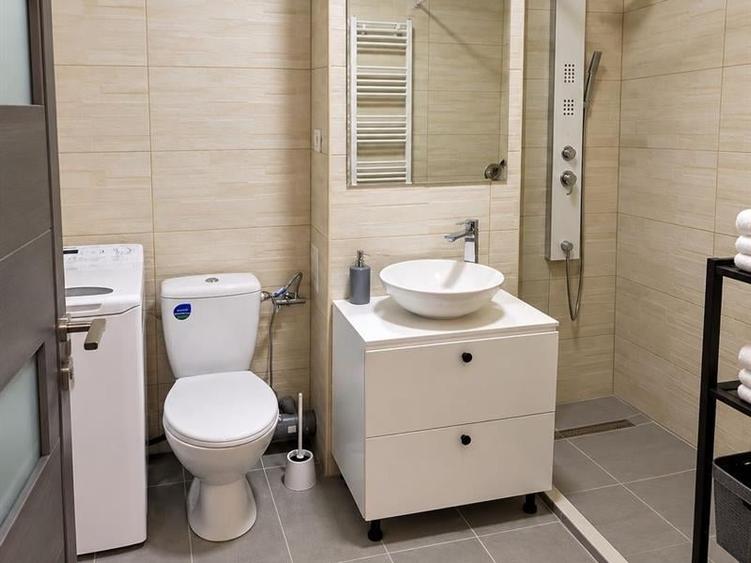 Apartament cu 2 camere decomandat în 1 Mai