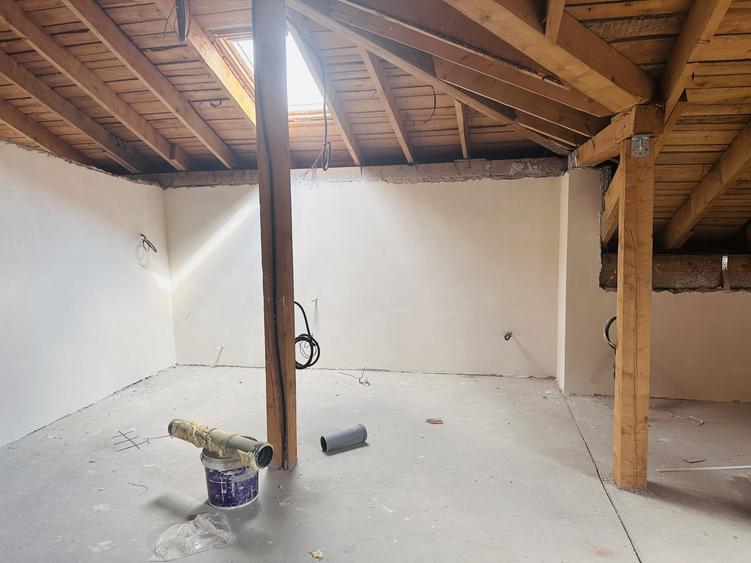 Duplex cu 5 camere cu Canalizare în Roșu