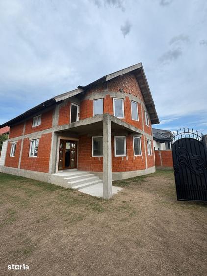 Casă cu 5 camere cu Teren 300 Mp în Sânmartin