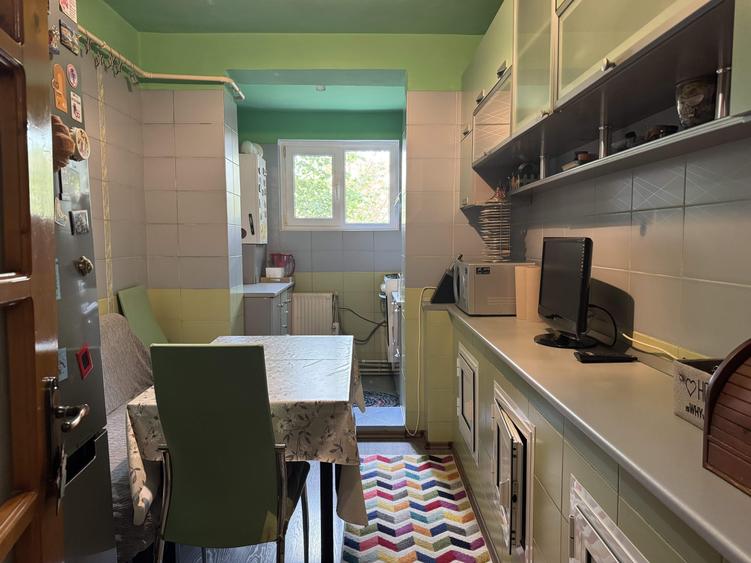 Apartament cu 3 camere semidecomandat în Central