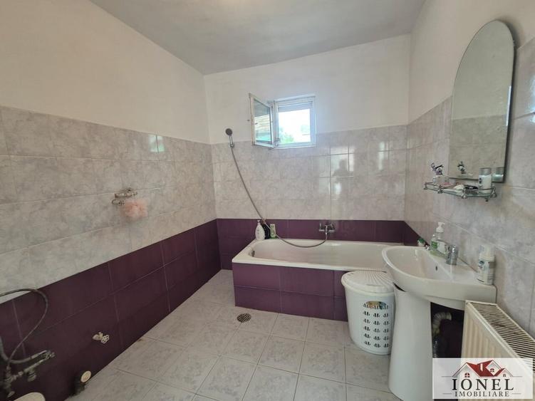 Casă individuală cu 4 camere cu Canalizare în Est