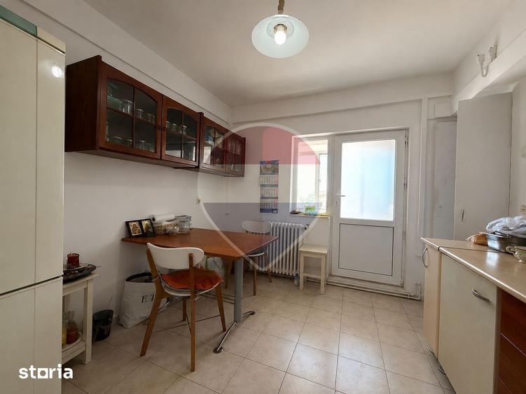 Apartament cu 3 camere decomandat, mobilat în Capitol