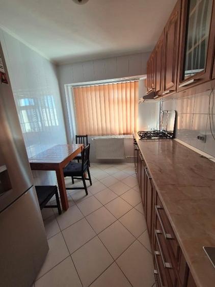 Apartament cu 3 camere decomandat, mobilat în Berceni