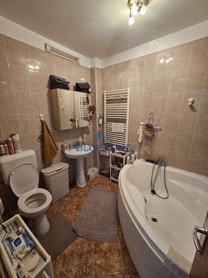 Apartament cu 3 camere decomandat în Titan