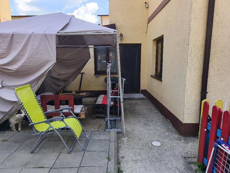 Apartament cu 3 camere semidecomandat în Valea Adâncă