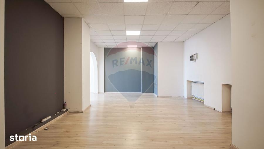 Spațiu comercial, de 65 mp, în Tractorul