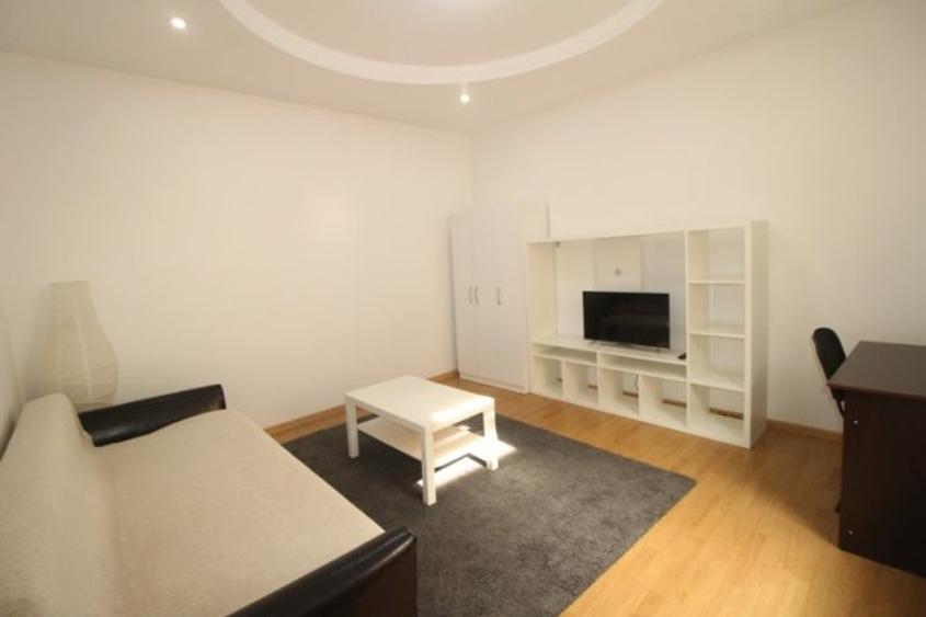 Apartament cu 2 camere decomandat, mobilat în Romană