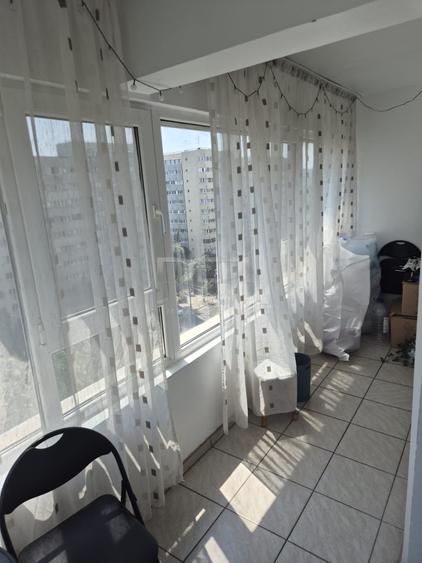 Apartament cu 3 camere semidecomandat, mobilat în Colentina