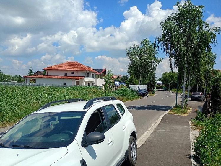 Teren de 1700 mp, în Stupini