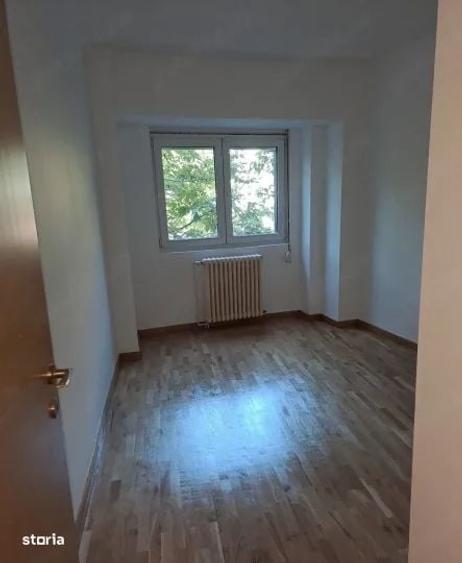 Apartament cu 4 camere semidecomandat în Unirii