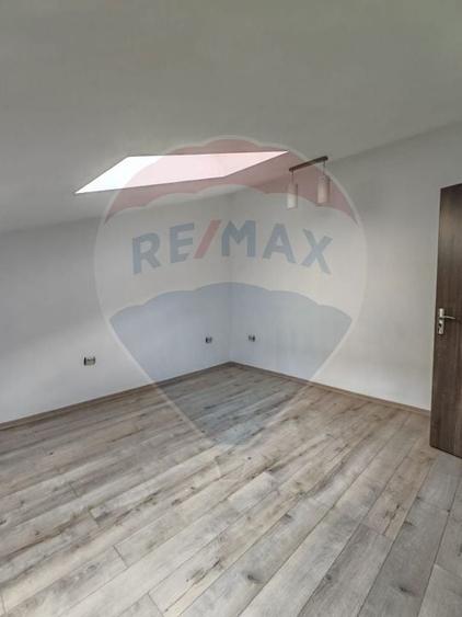 Casă cu 4 camere cu Teren 50 Mp în Blumăna