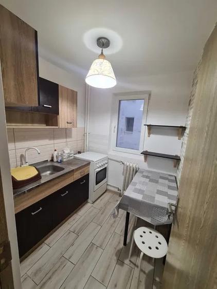 Apartament cu 2 camere semidecomandat, mobilat în Victoriei