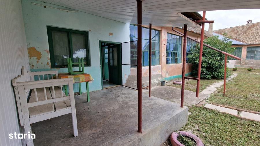 Casă cu 8 camere cu Teren 3651 Mp în Giulvăz