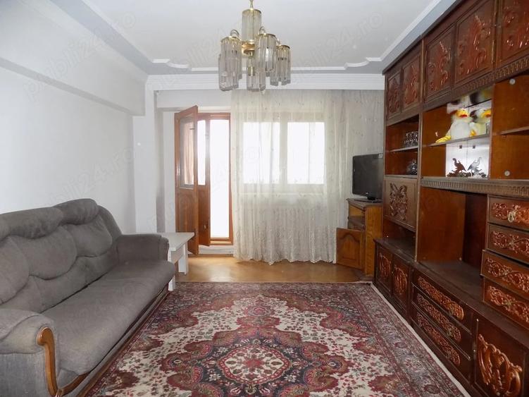 Apartament cu 3 camere decomandat în Buzaului